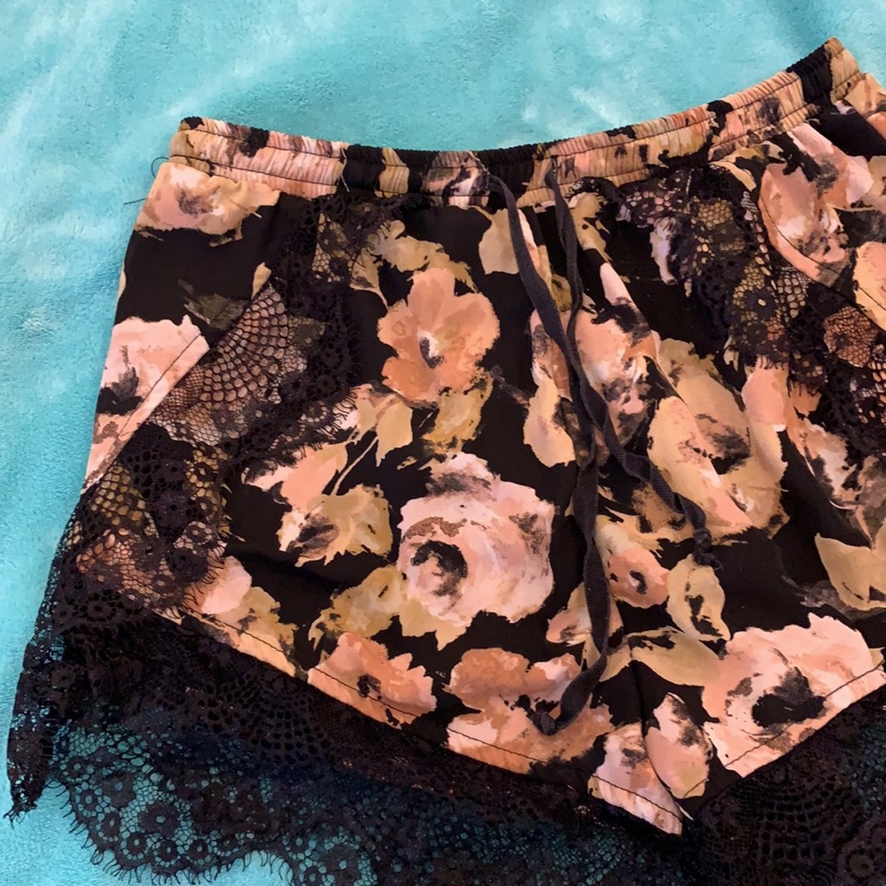 Ditzy Daizy lined floral lace shorts size small - Picture 2 of 10